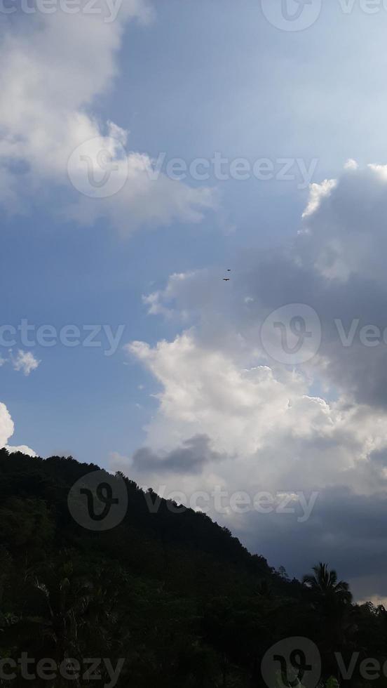 panoramisch keer bekeken van blauw luchten en koel wolken foto