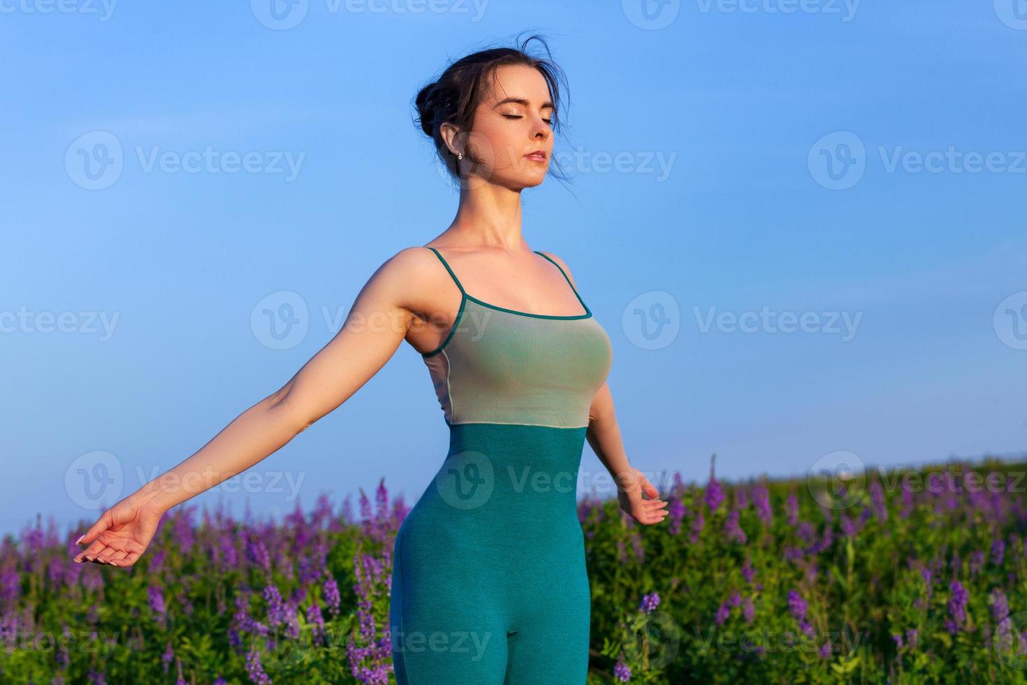 vrouw in een zomer groen veld, blauw lucht achter. foto