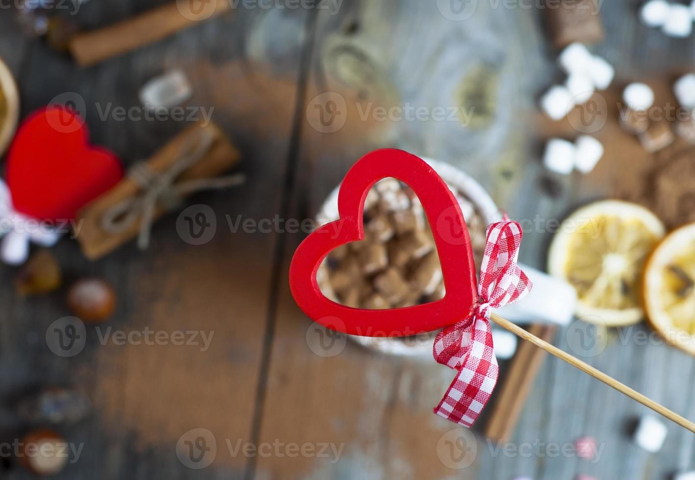 rood houten hart Aan achtergrond tafel met drinken foto