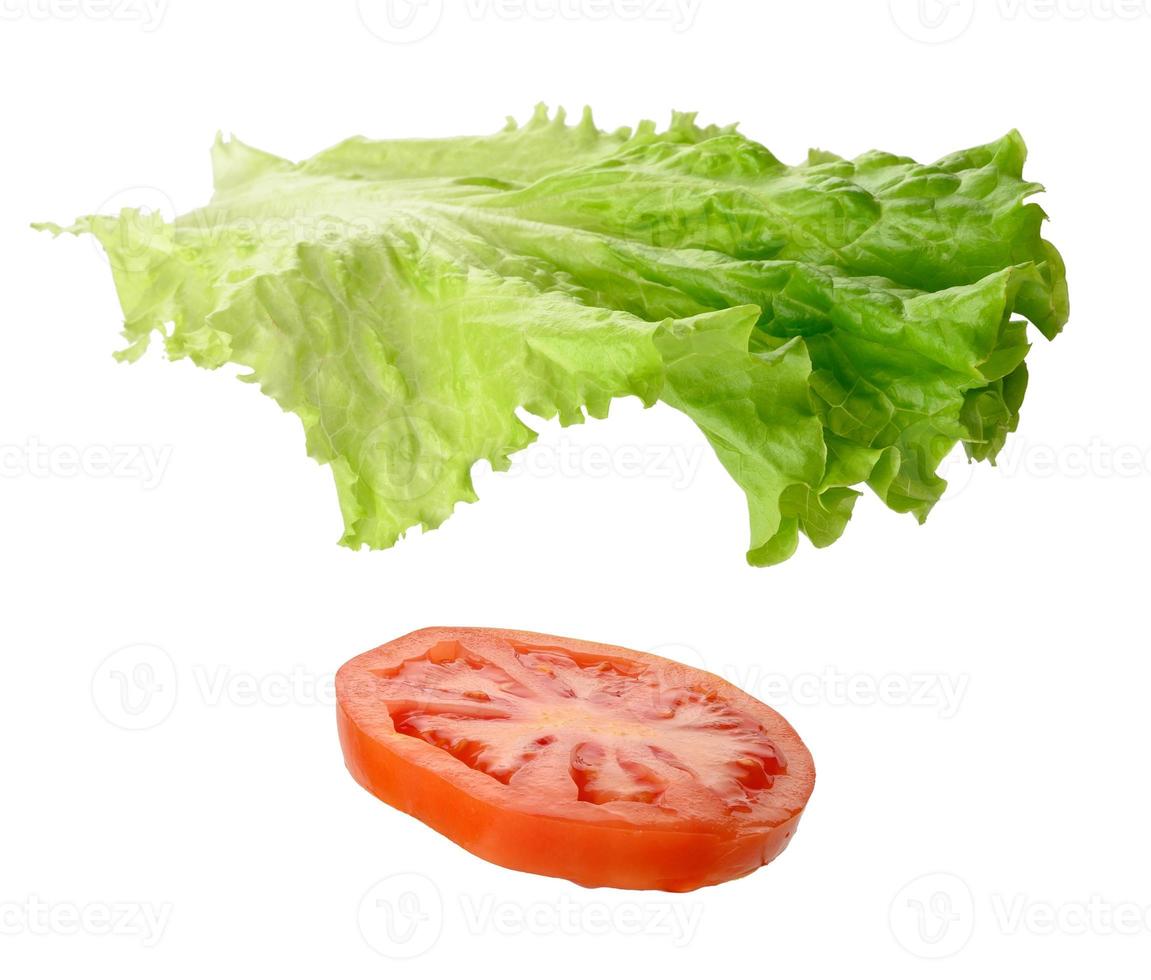 groen sla en ronde plak van rijp rood tomaat geïsoleerd Aan wit achtergrond, dichtbij omhoog foto