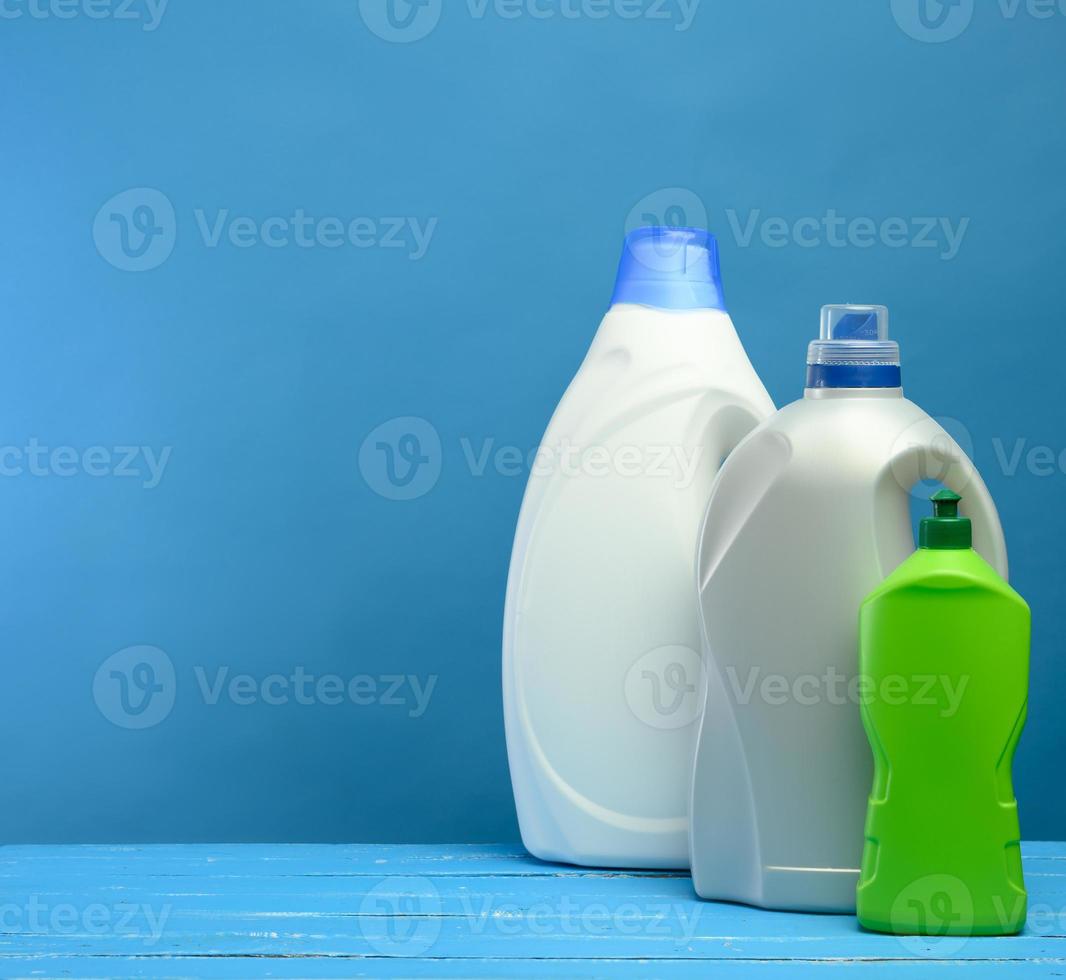 plastic flessen met wasmiddelen Aan blauw achtergrond foto