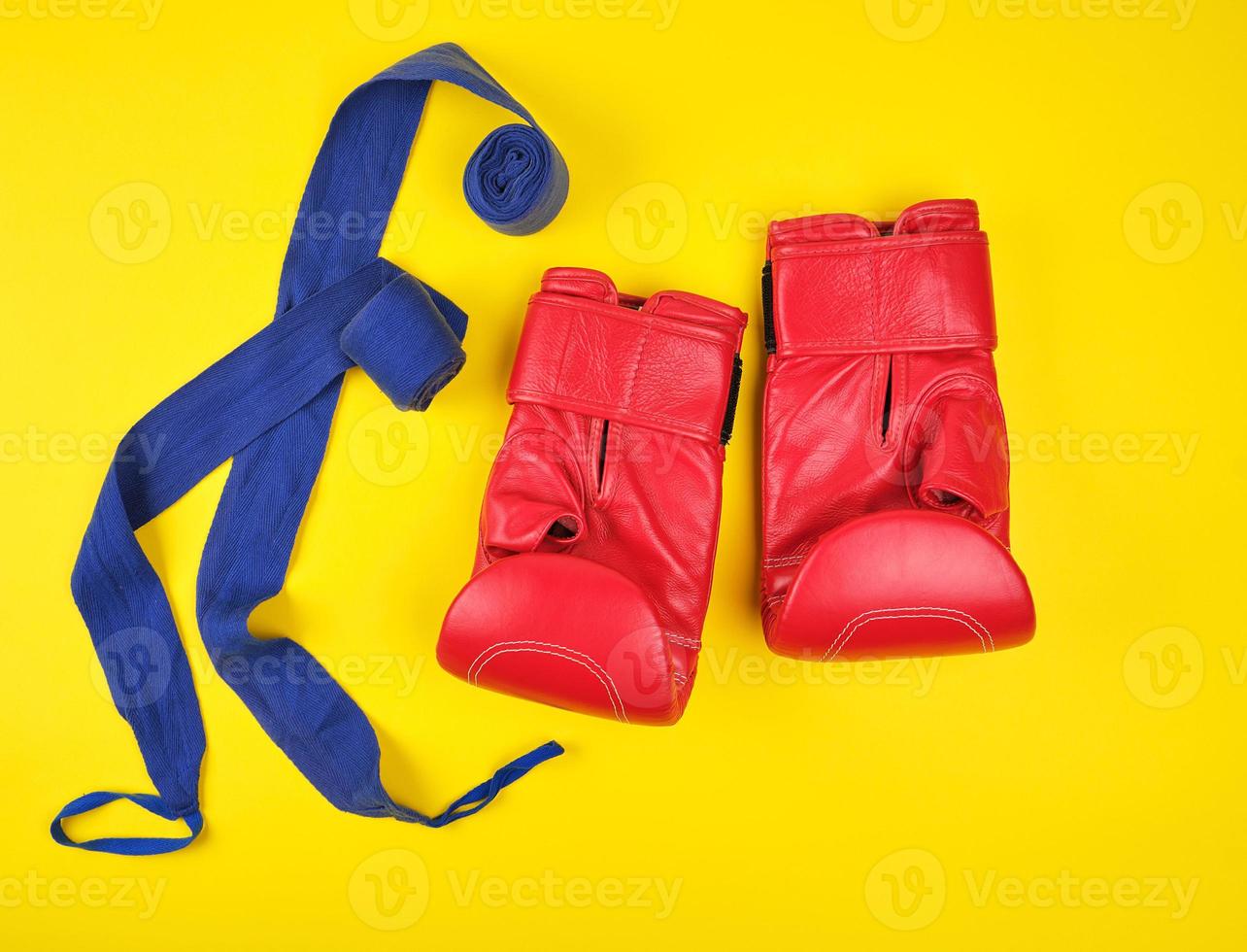 paar- van rood leer boksen handschoenen en blauw textiel verband foto