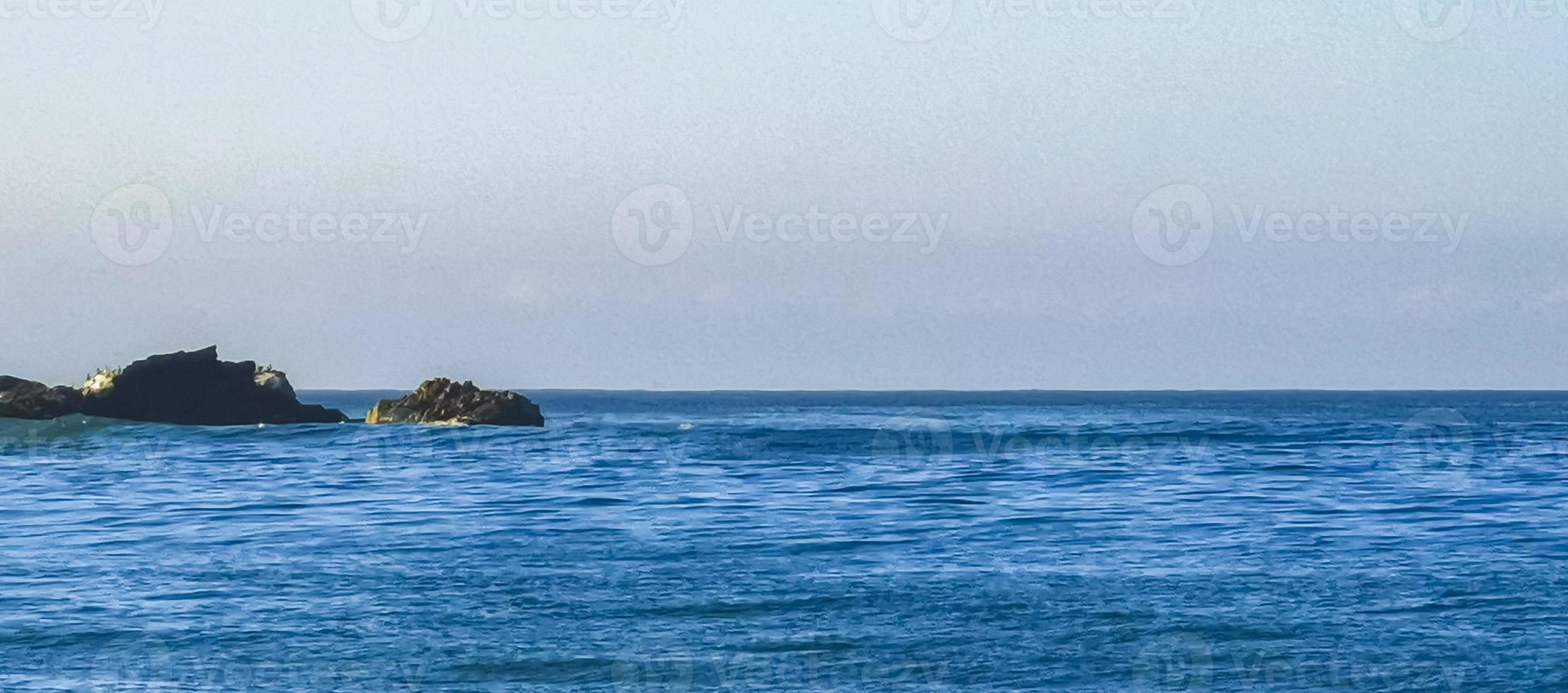 extreem reusachtig groot surfer golven strand la punta zicatela Mexico. foto