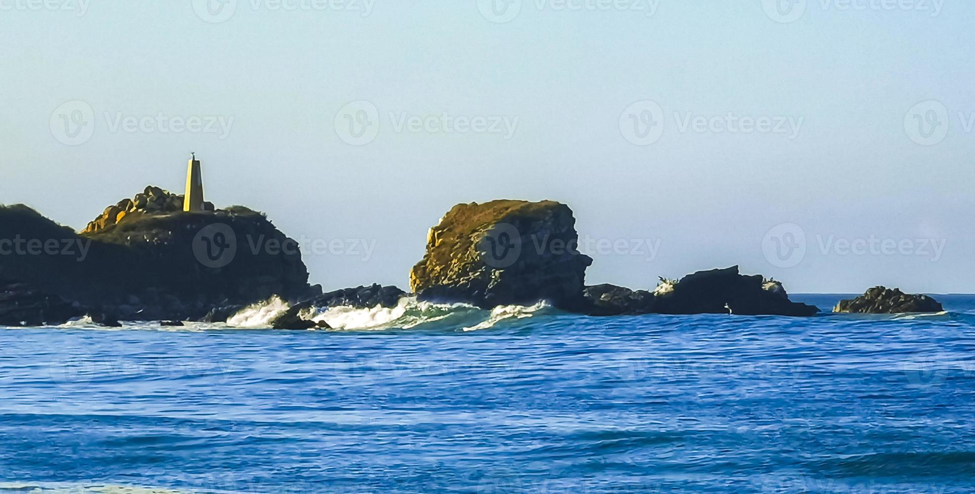 extreem reusachtig groot surfer golven strand la punta zicatela Mexico. foto