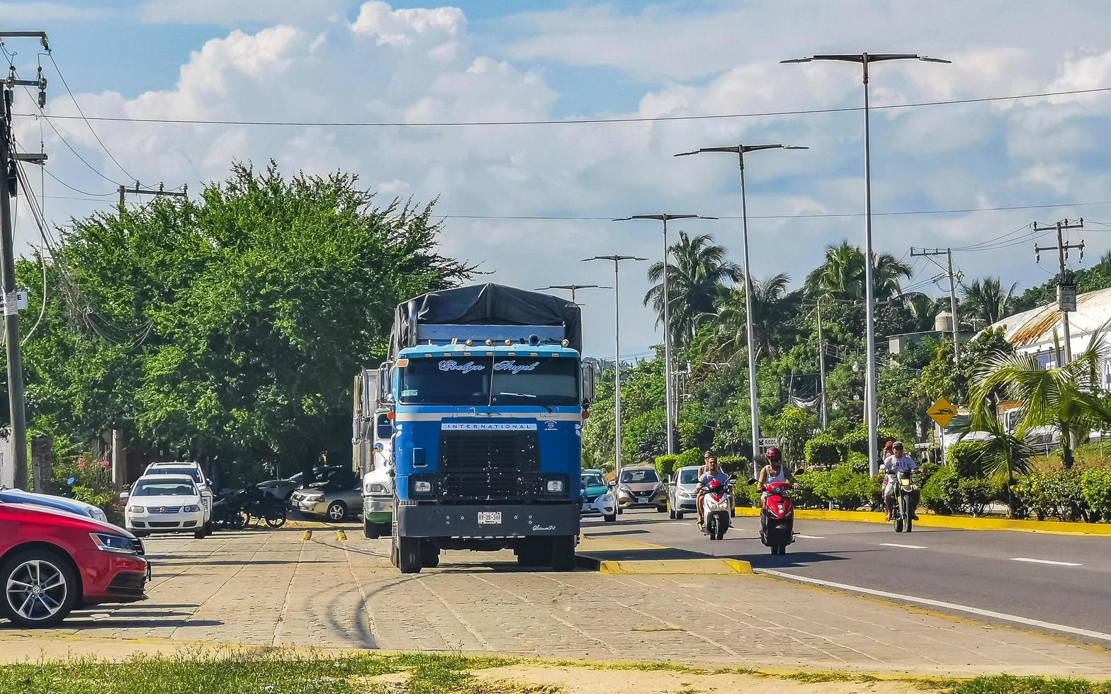 puerto escondido oaxaca Mexico 2022 Mexicaans vrachtwagens lading vervoerder levering auto's in puerto escondido Mexico. foto