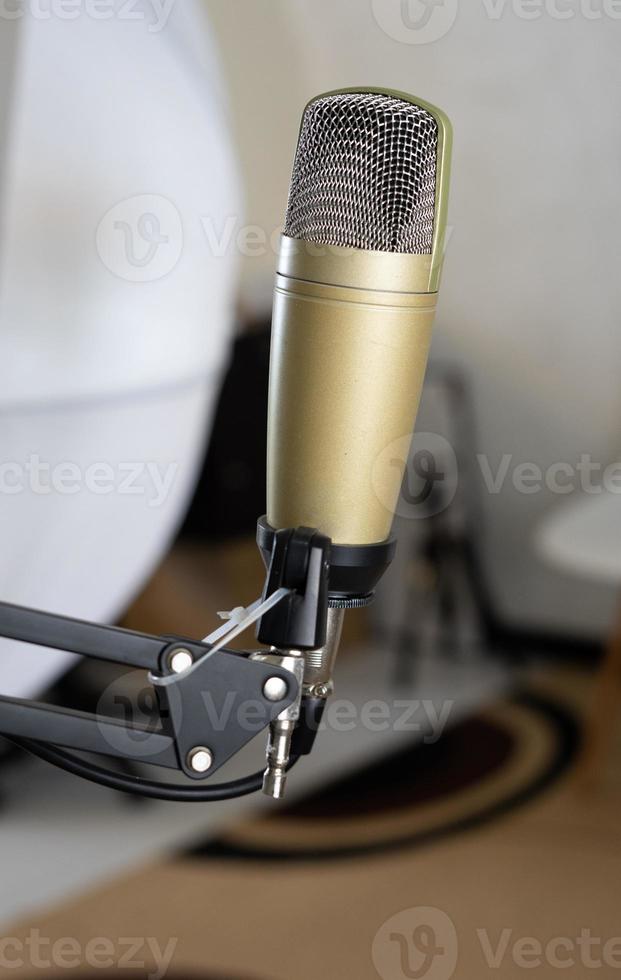 microfoon in studio kamer voor muziek- en podcast opname foto