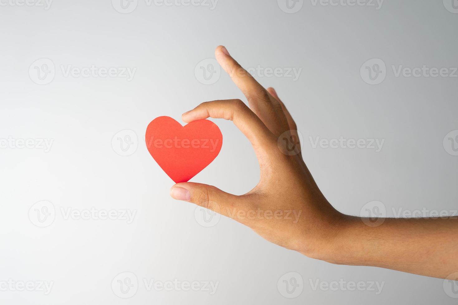 handen Holding harten geïsoleerd voor romantisch ontwerp element foto