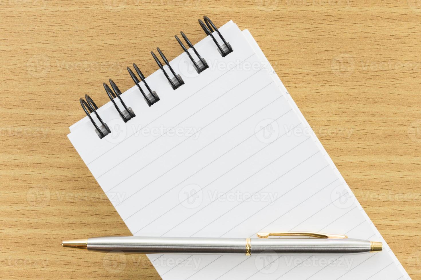 pen en notitieblok met blanco pagina foto