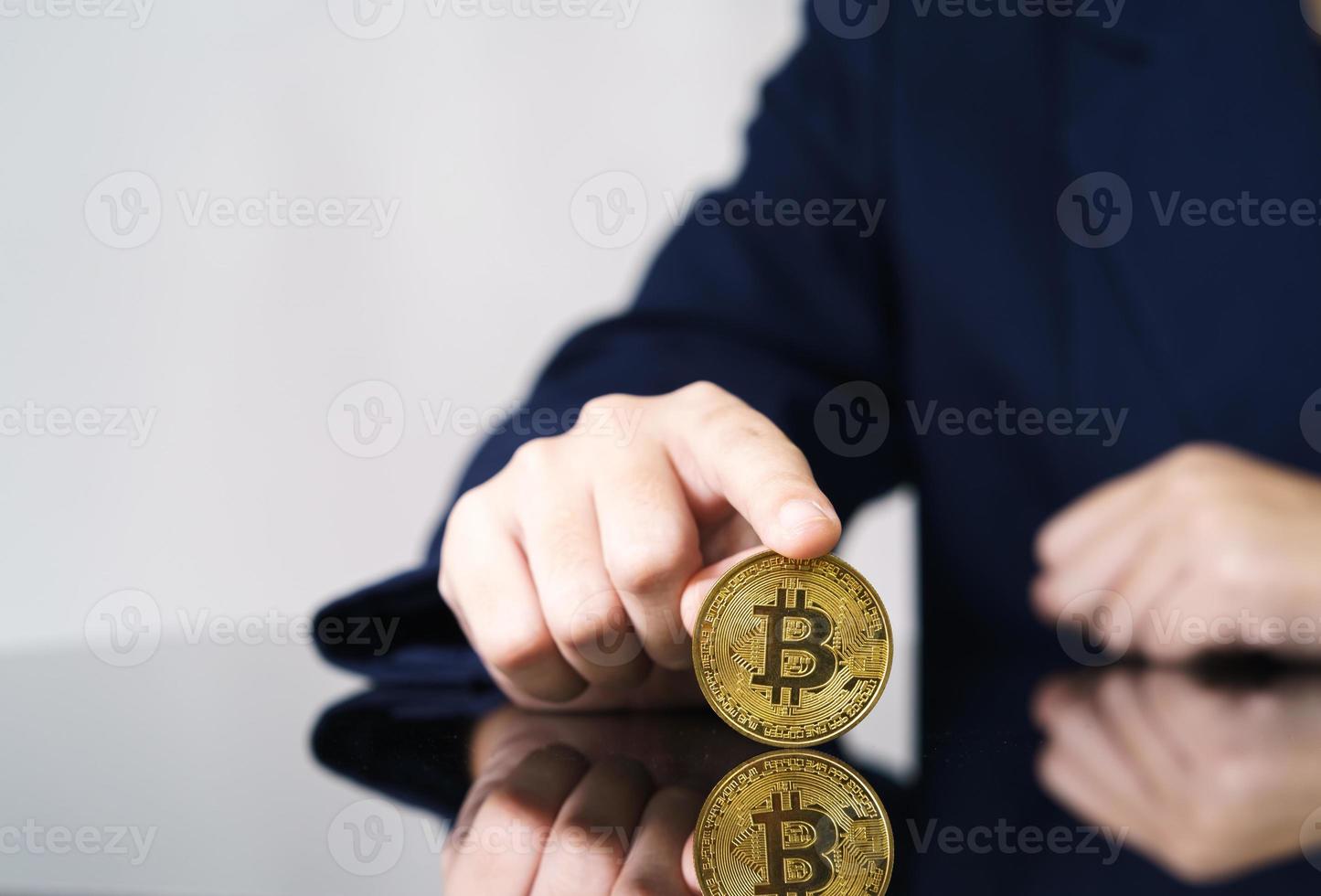 detailopname van vinger aanraken gouden bitcoin munt foto