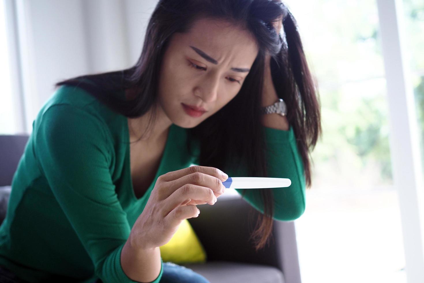 Aziatisch mooi Dames zijn benadrukt en bezorgd over zwangerschap resultaten. zwangerschap verder verwachtingen in tieners foto