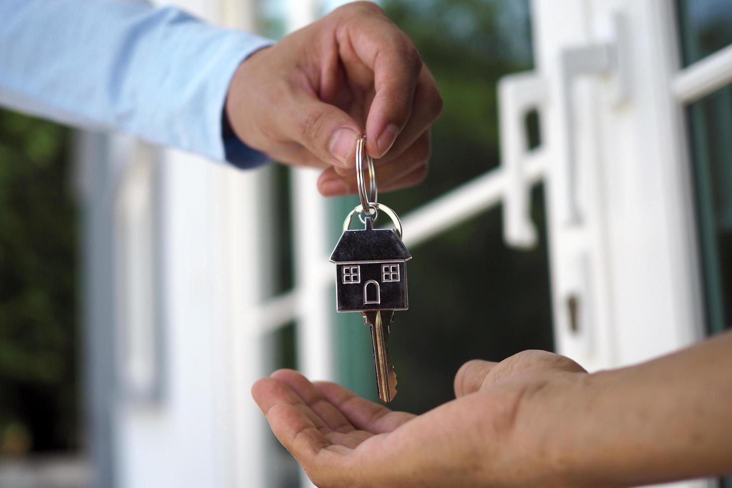 huis kopers zijn nemen huis sleutels van verkopers. verkopen uw huis, huur huis en kopen ideeën. foto