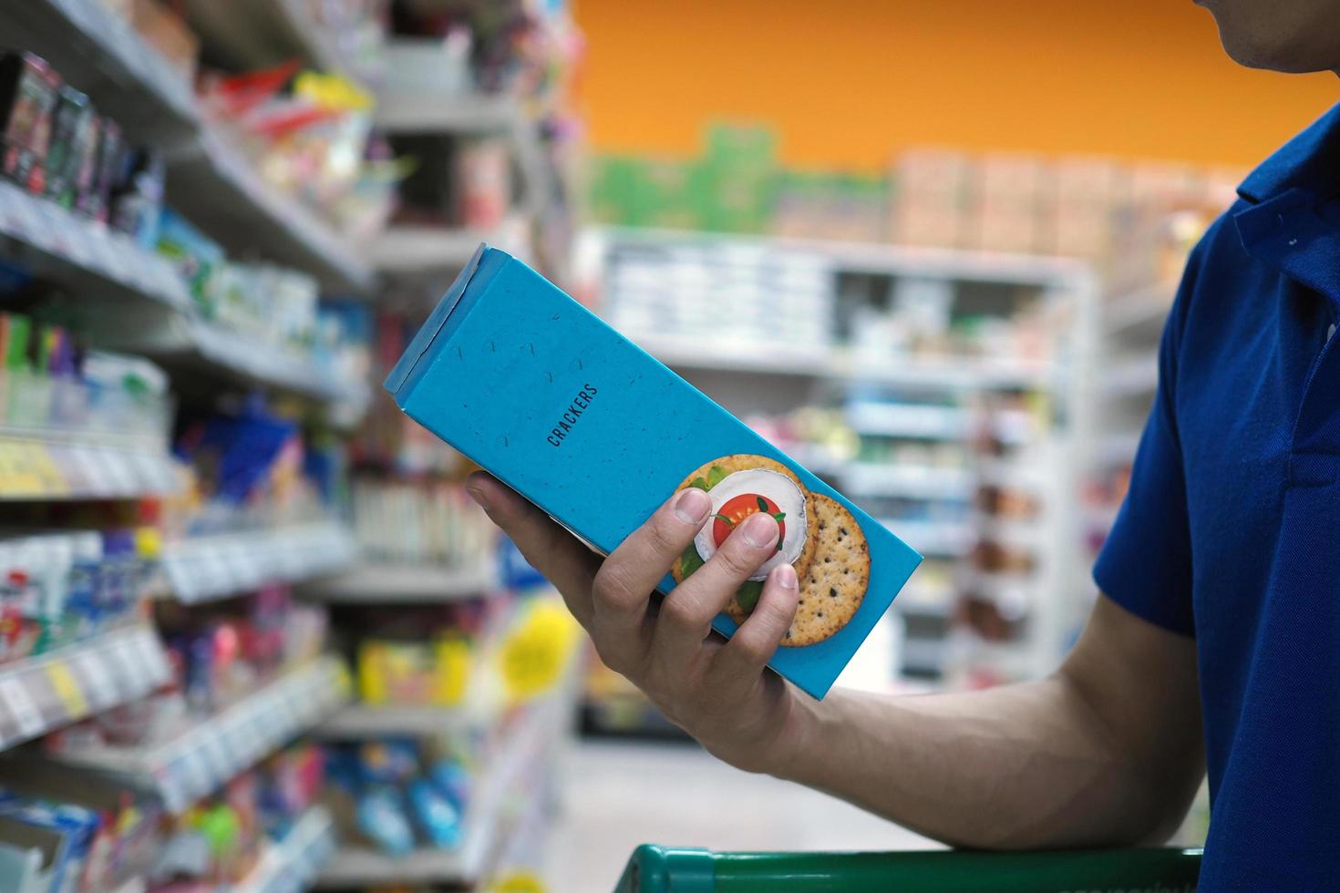 vrouwen handen zijn buying producten binnen de supermarkt. foto