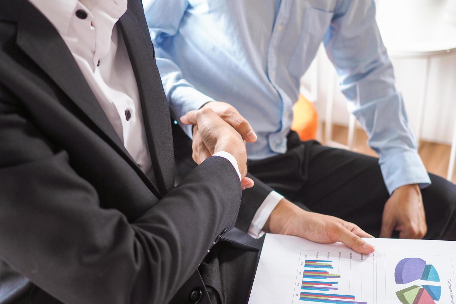 handdruk overeenkomst tussen zakenlieden en partners na onderhandelen een samenwerking foto