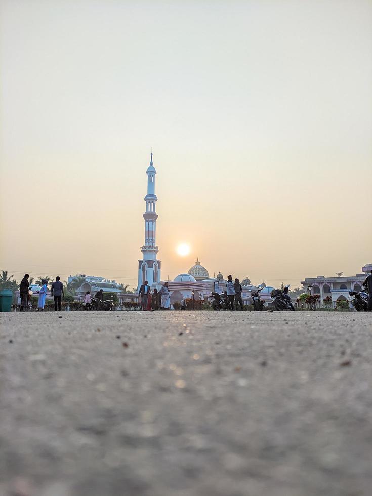 vrij foto zonsondergang met moslim moskee