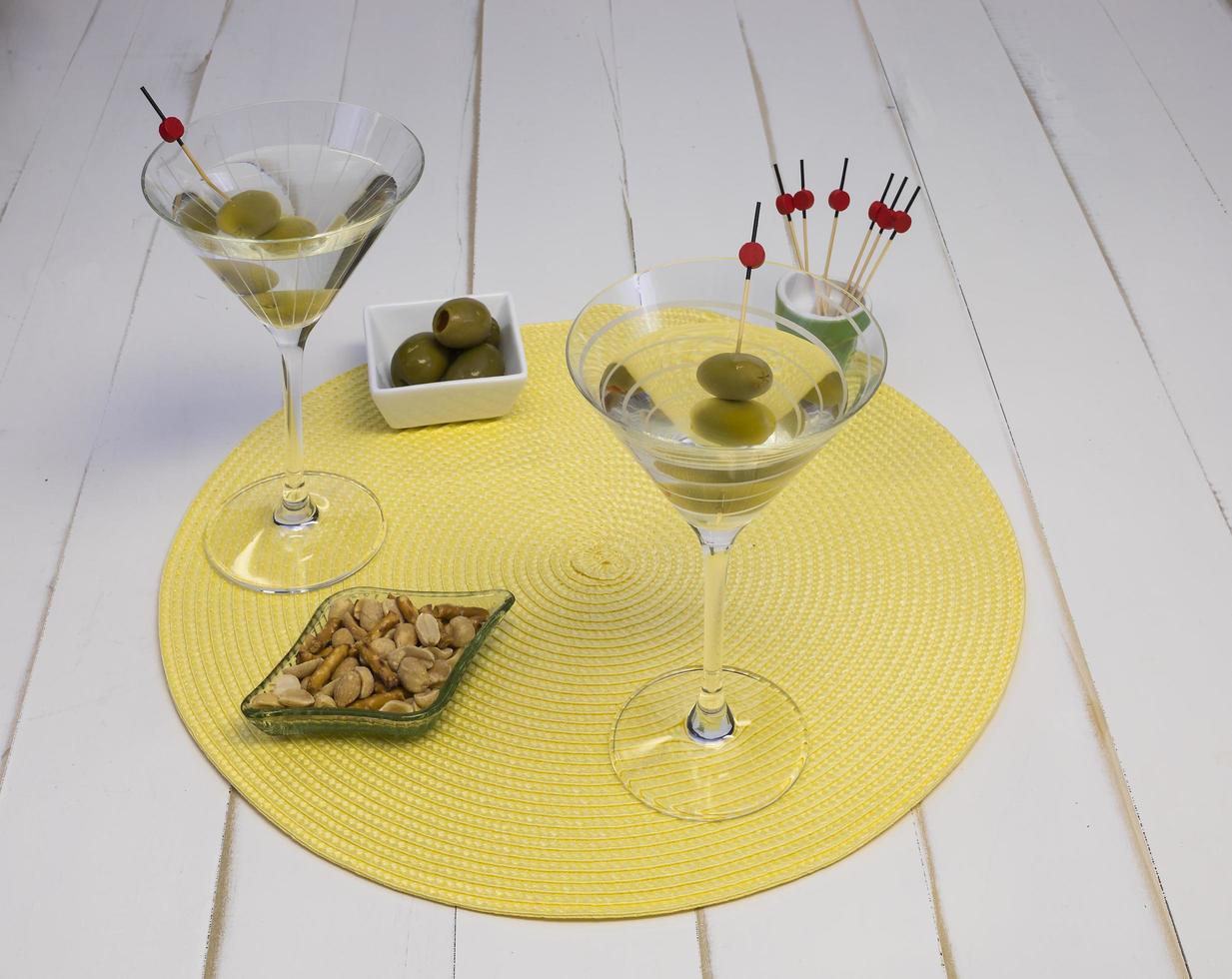 vooraanzicht van twee martini's op placemat foto