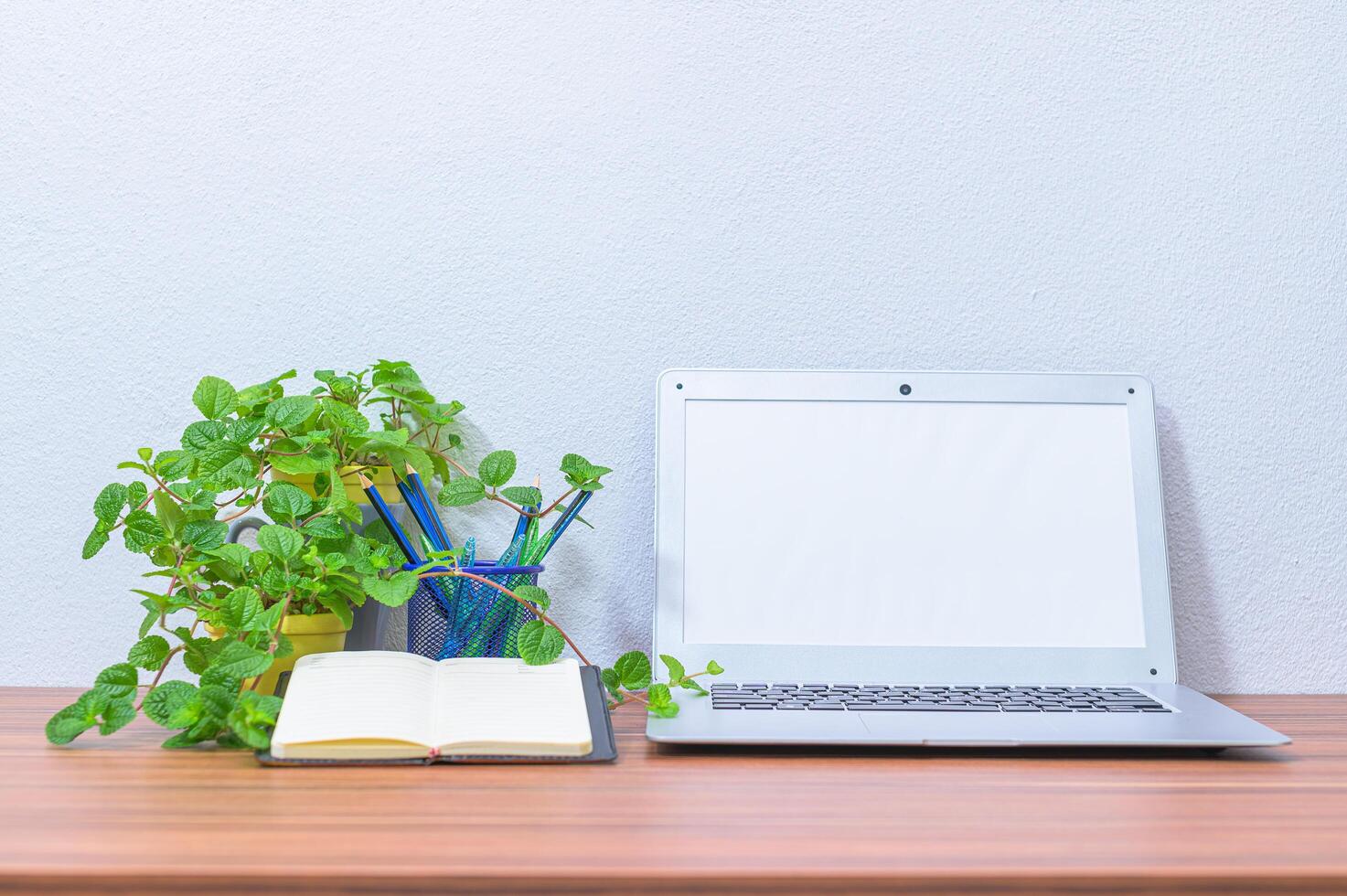 laptop en andere voorwerpen op het bureau foto