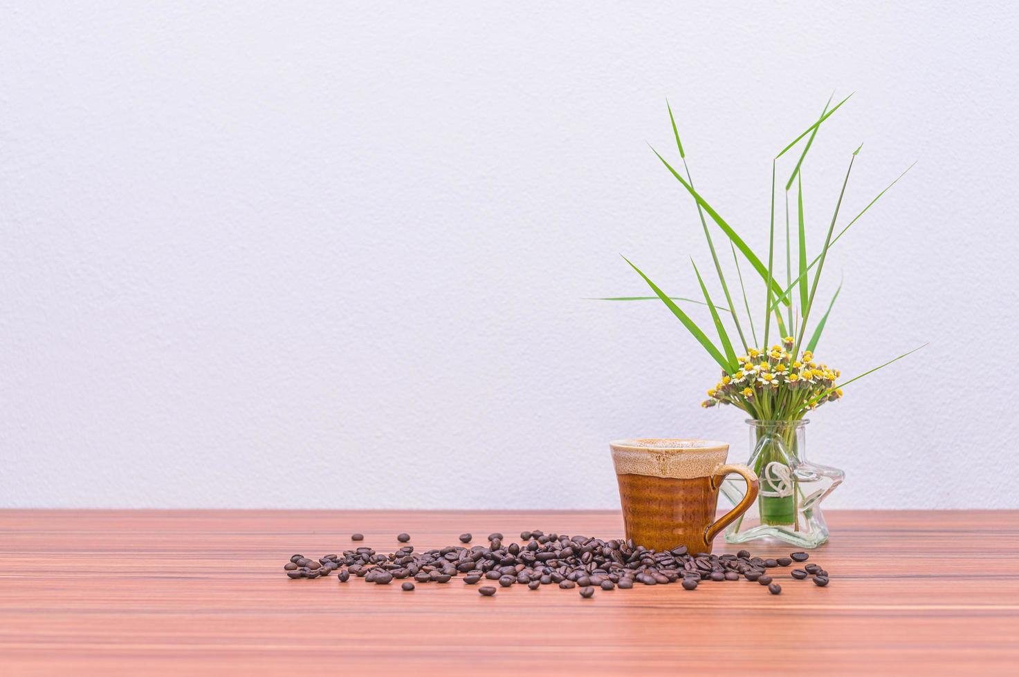 koffiebonen op het bureau foto