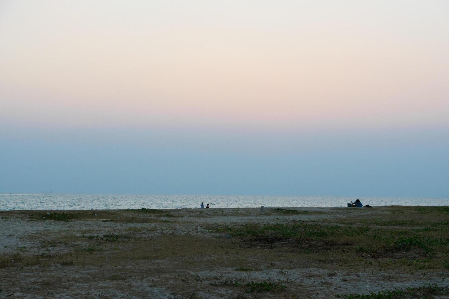 kleurrijke zonsondergang aan zee foto