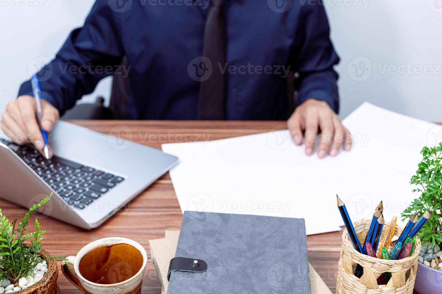 zakenman werkt aan zijn bureau foto