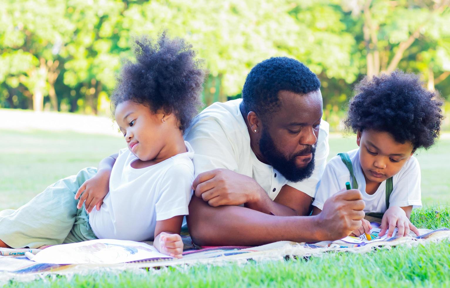 familie graag op vakantie op het gazon in het park gaan liggen. concept van liefde en familiebanden foto