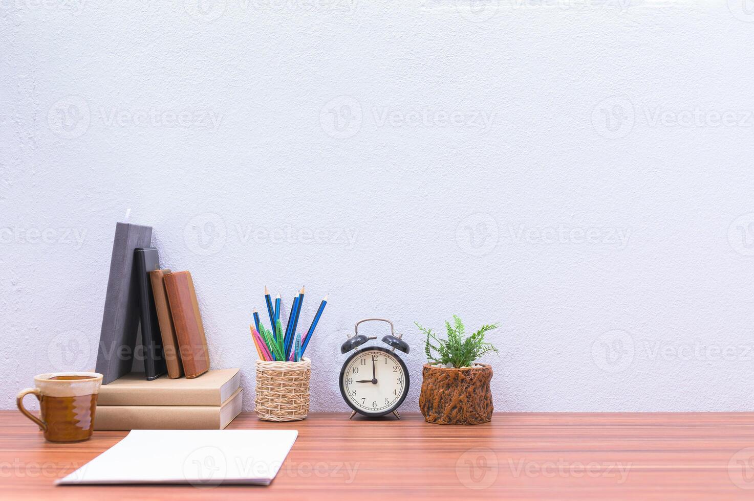 boeken en briefpapier op het bureau foto