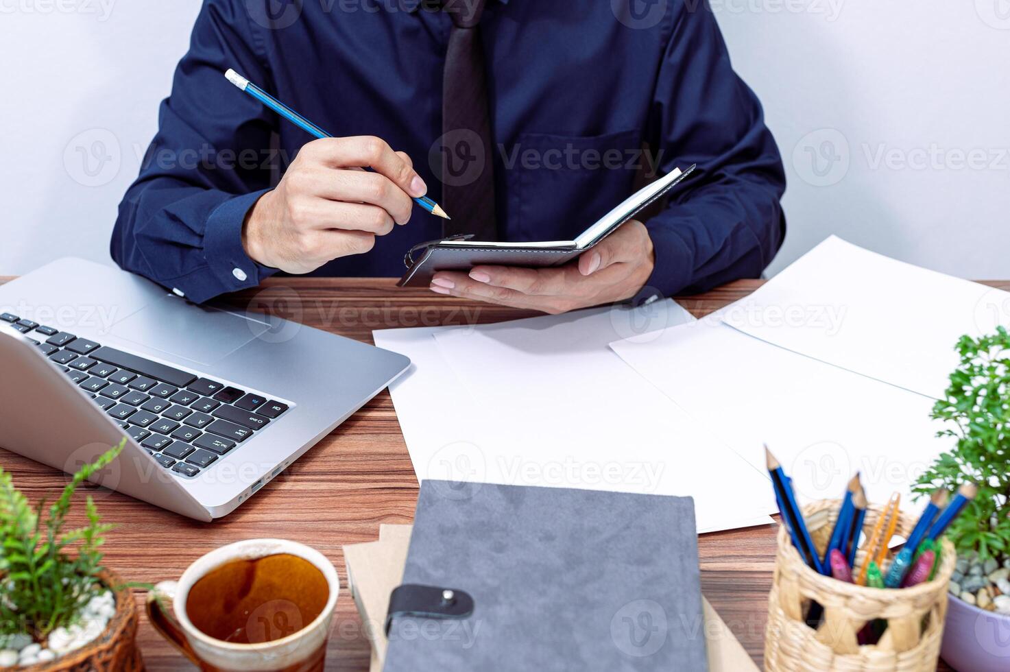 zakenman werkt aan zijn bureau foto