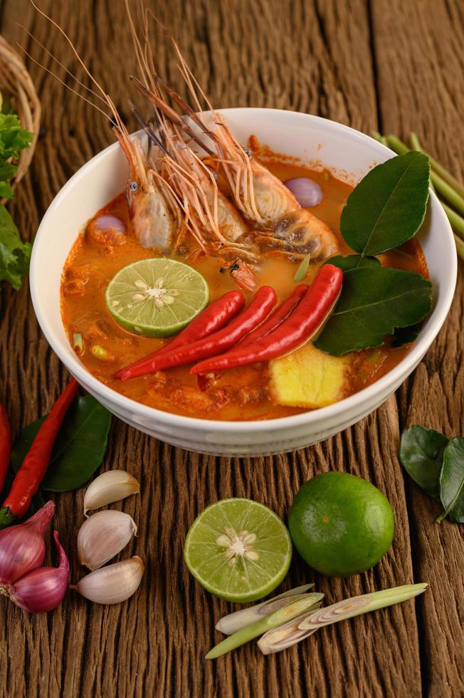 hete en pittige tom yum kung thaise soep foto