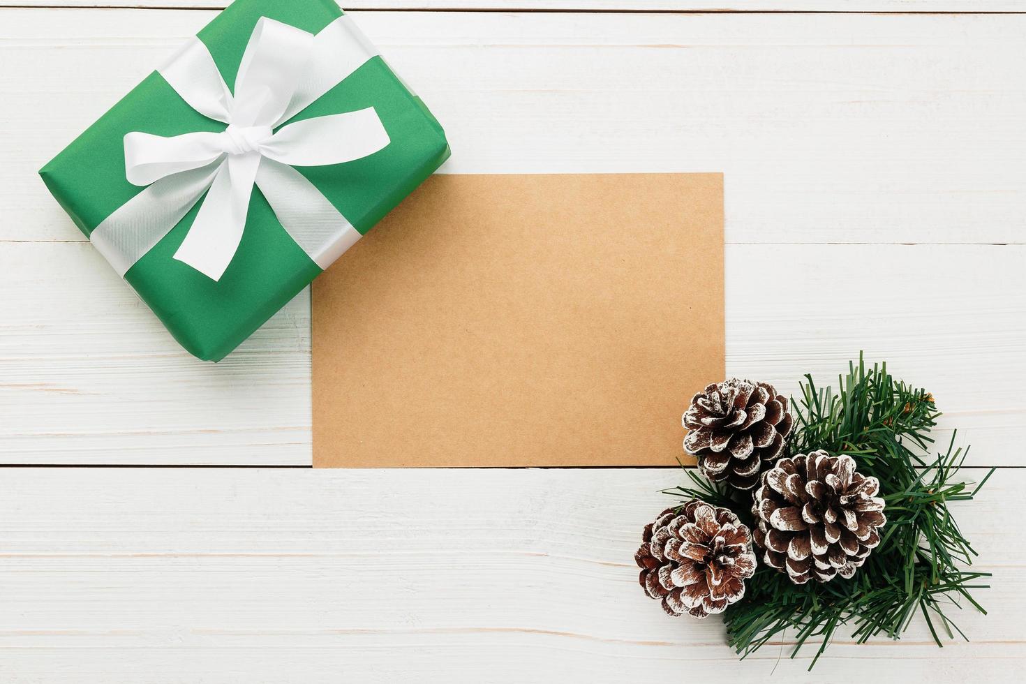 vrolijke kerst ambachtelijke papier wenskaart en envelop mockup sjabloon met geschenkdozen foto