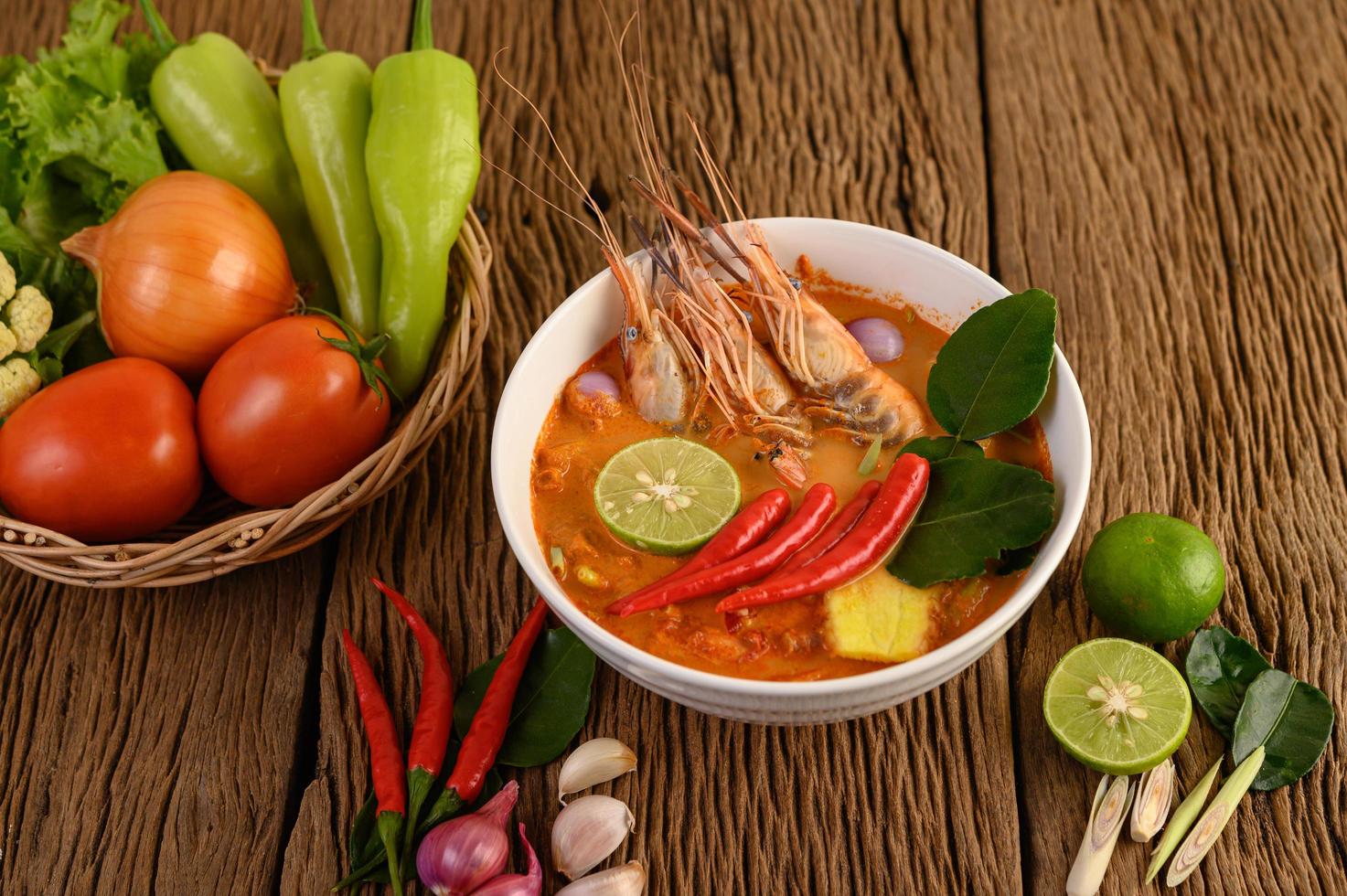 hete en pittige tom yum kung thaise soep foto
