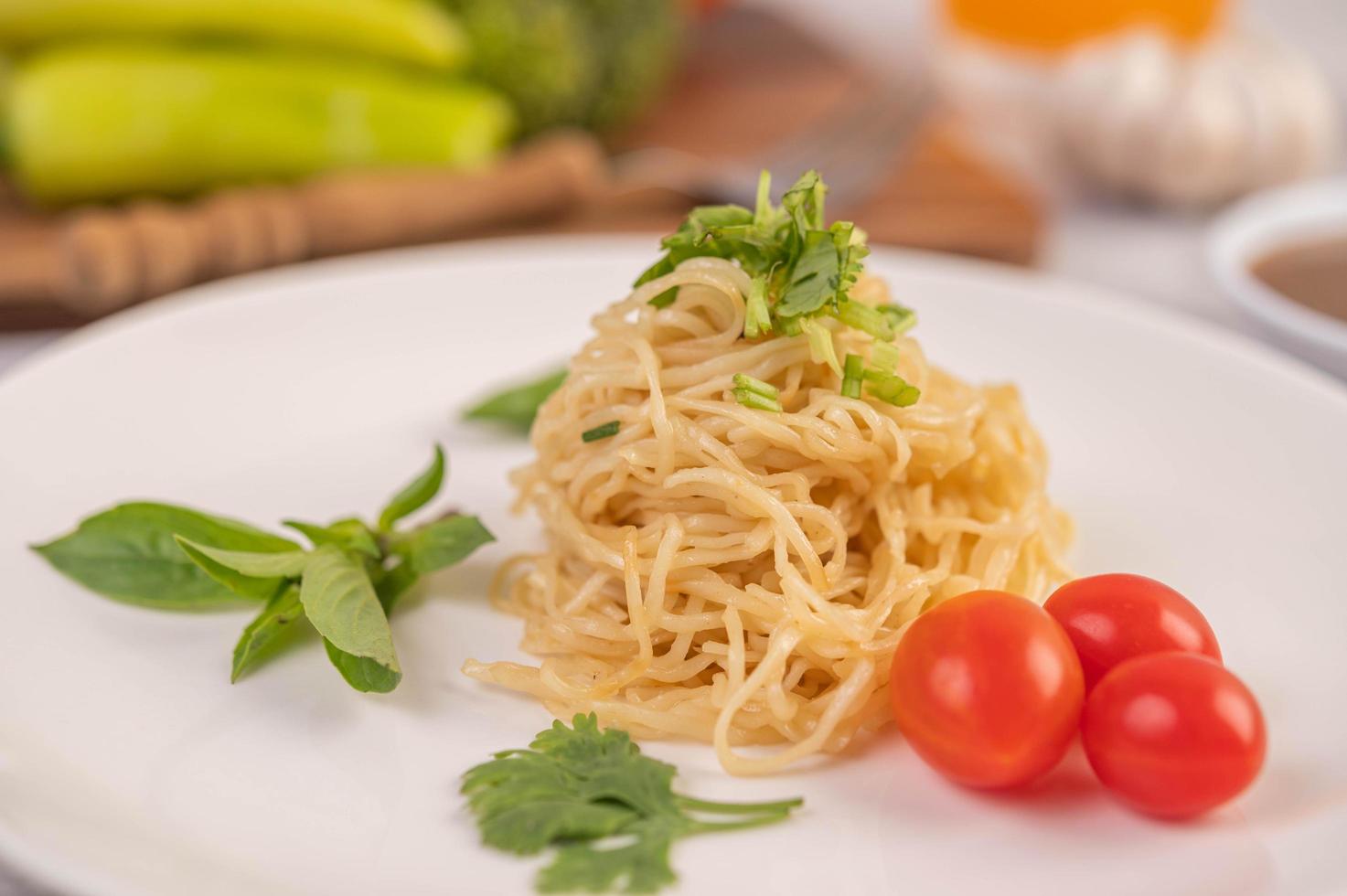 spaghetti met tomaten, koriander en basilicum foto