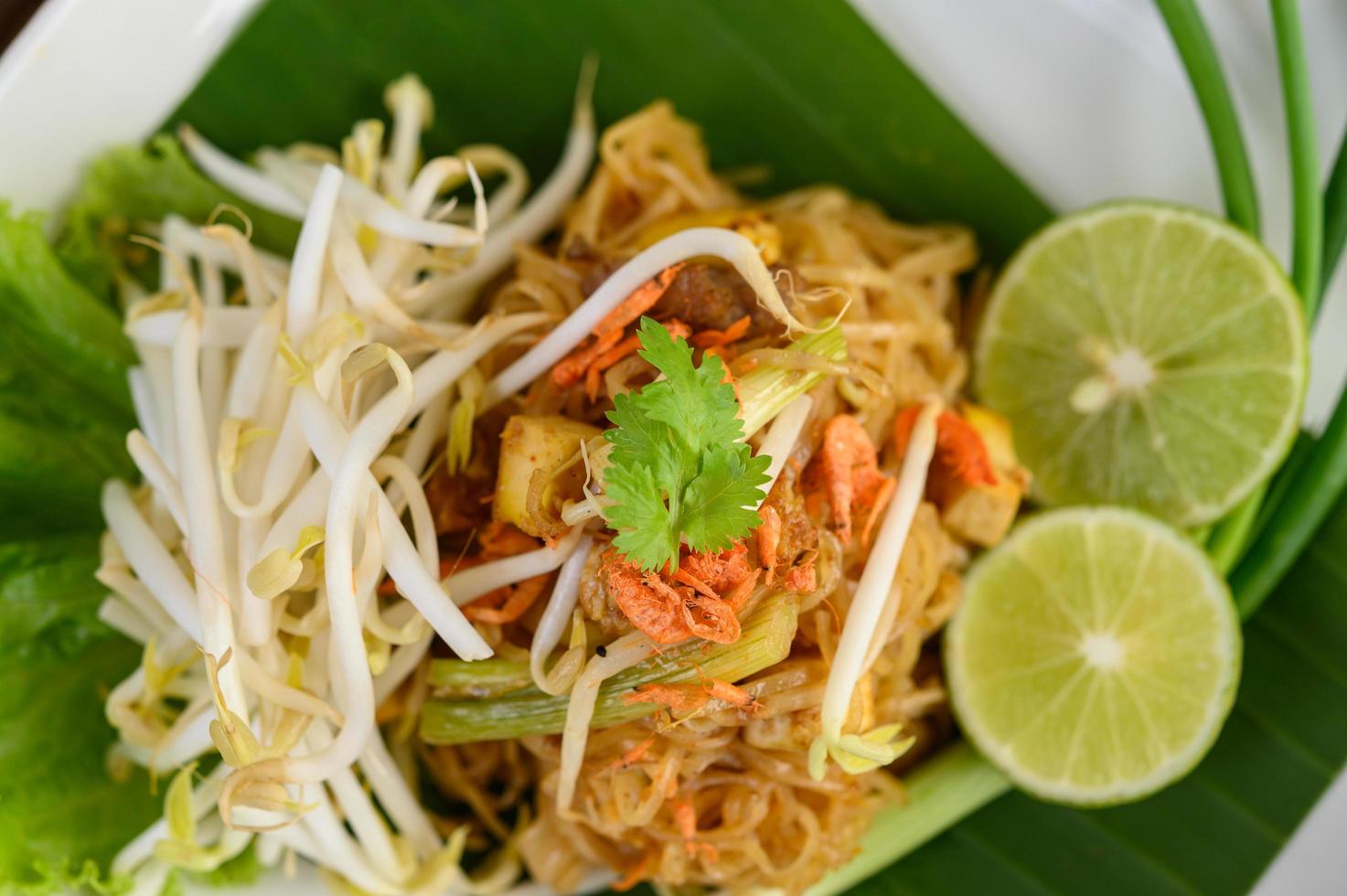 pad thai gerecht op een bananenblad foto