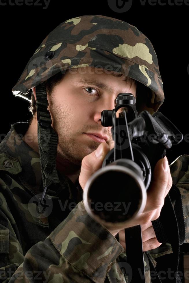 klaar soldaat het richten een geweer- in studio foto