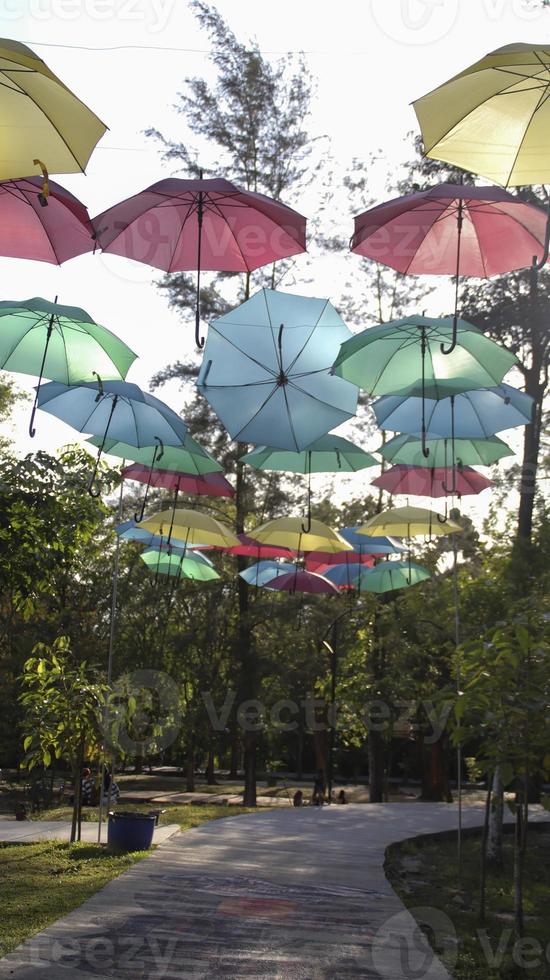 paraplu hangende Bij de straat decoratie naar aantrekken mensen. buitenshuis park attractie voor plek foto schieten of mooi hoor achtergrond visie.