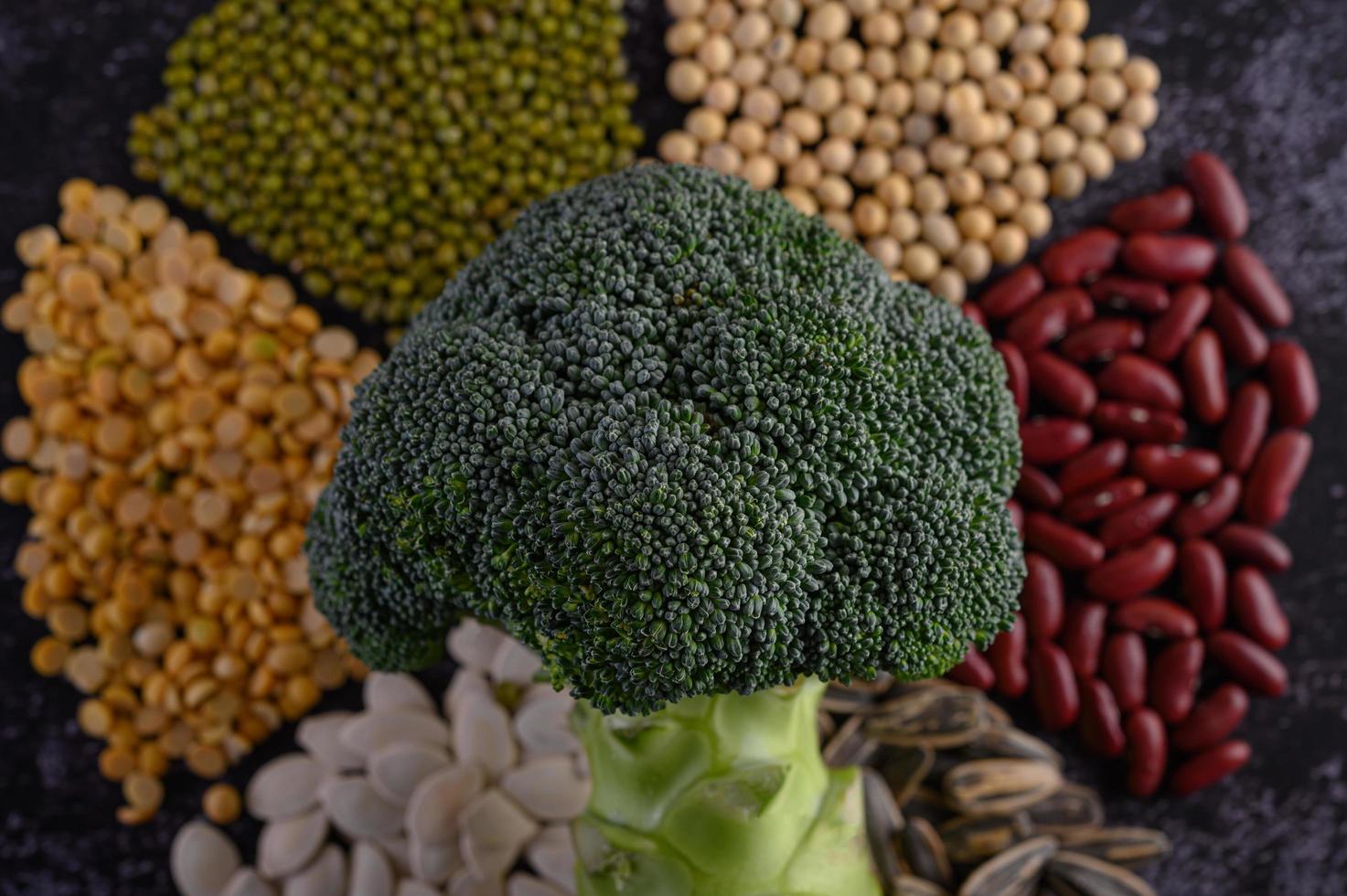 peulvruchten met broccoli op een zwarte achtergrond foto