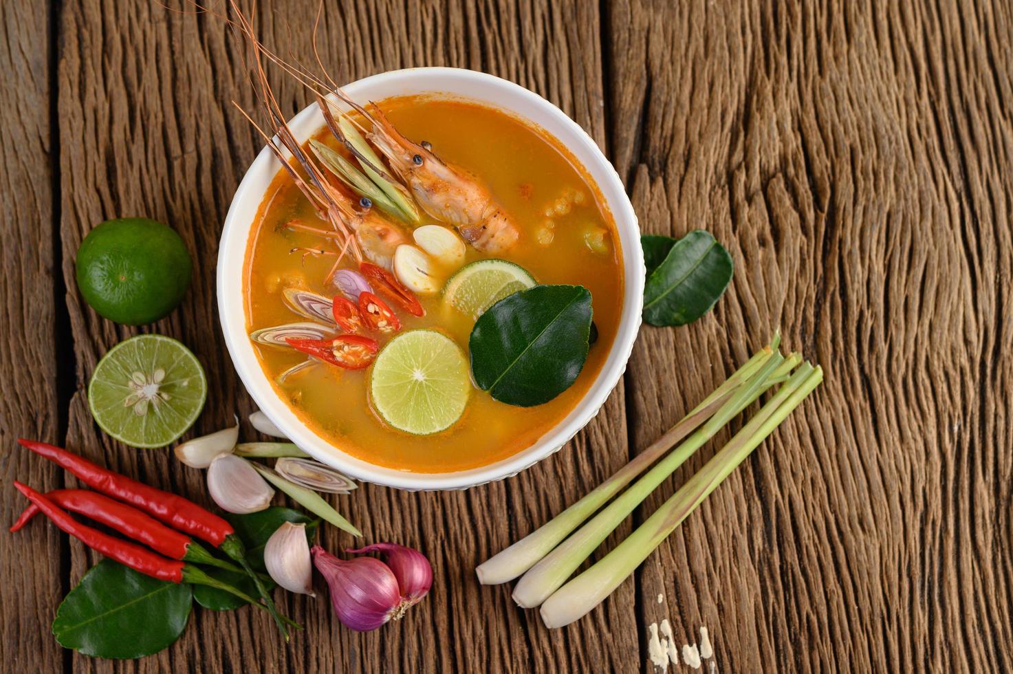 hete en pittige tom yum kung thaise soep foto