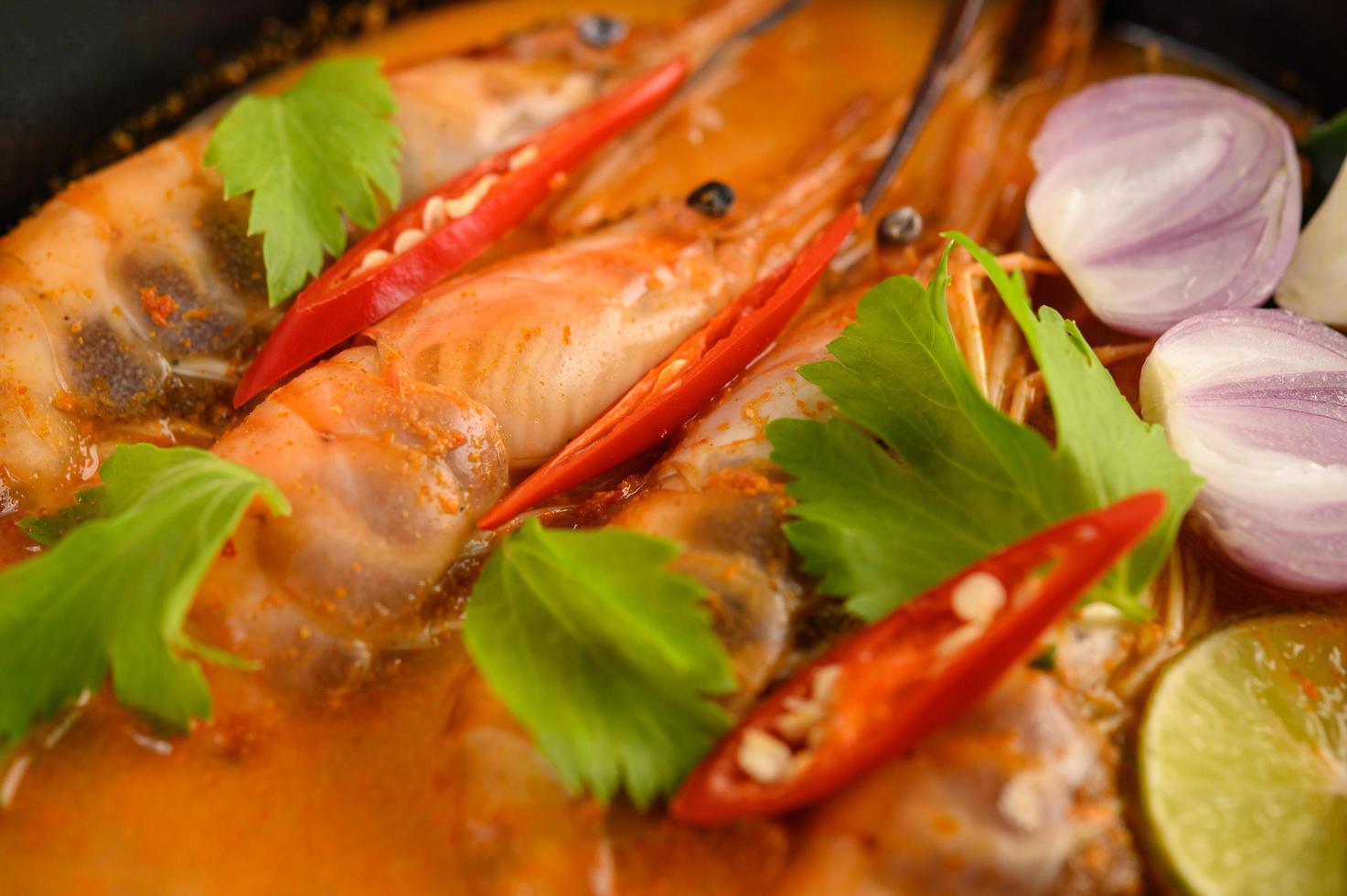 Thaise hete pittige soep genaamd tom yum kung met garnalen foto