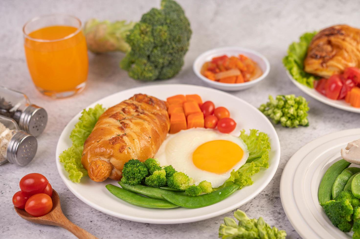 verse eiercroissant en plantaardig ontbijt foto