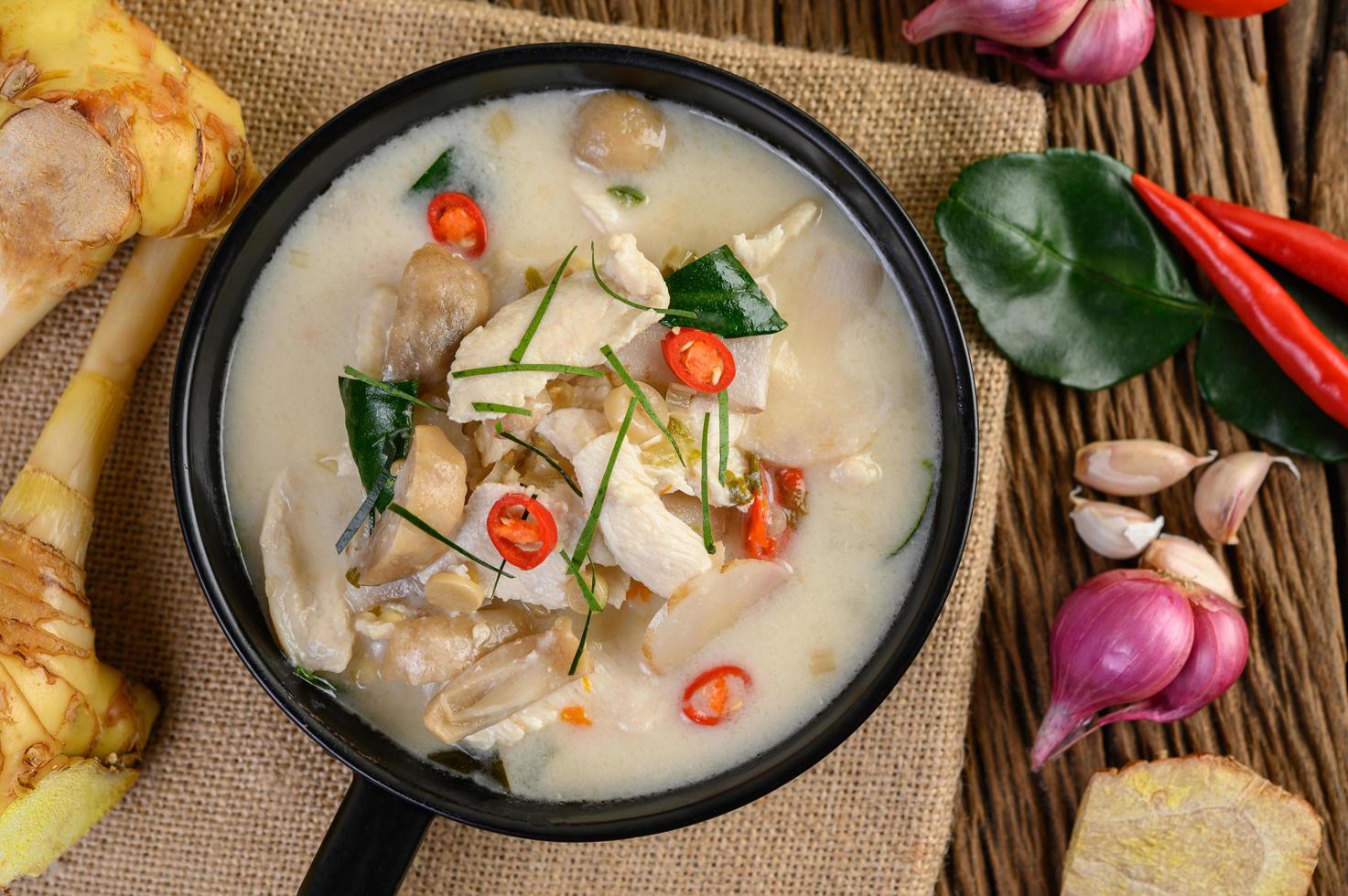 tom kha kai soep met kaffir limoenblaadjes, citroengras, rode ui, laos en chili foto