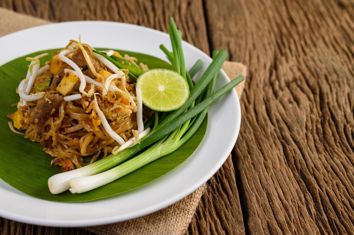 pad thai gerecht op een bananenblad foto