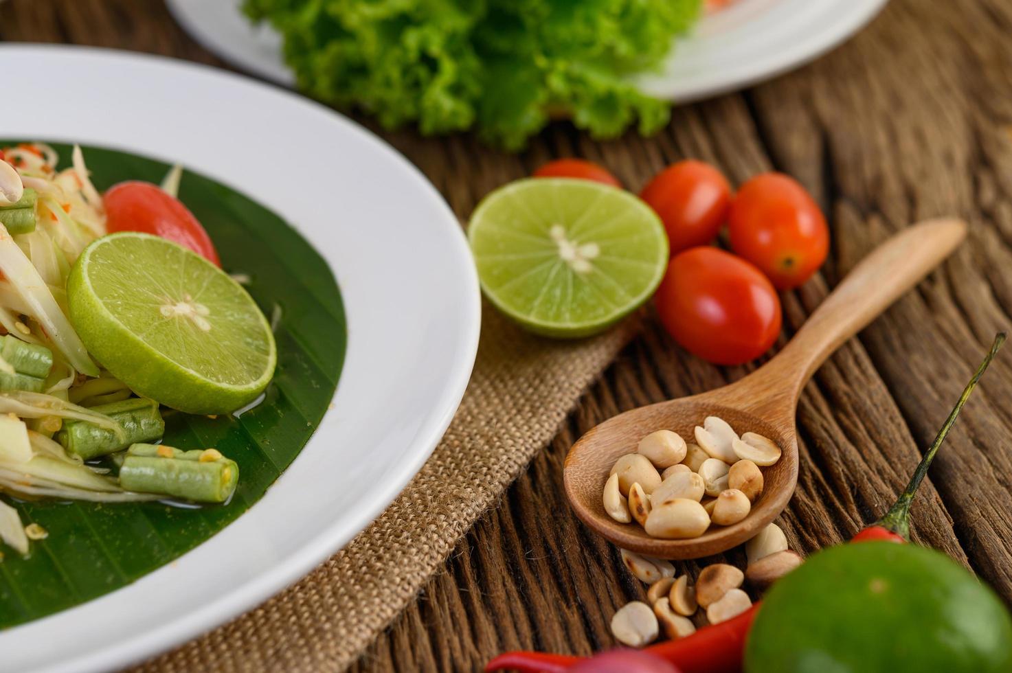 Pittig eten in Thaise stijl met knoflook, citroen, pinda's, tomaten en sjalotten foto