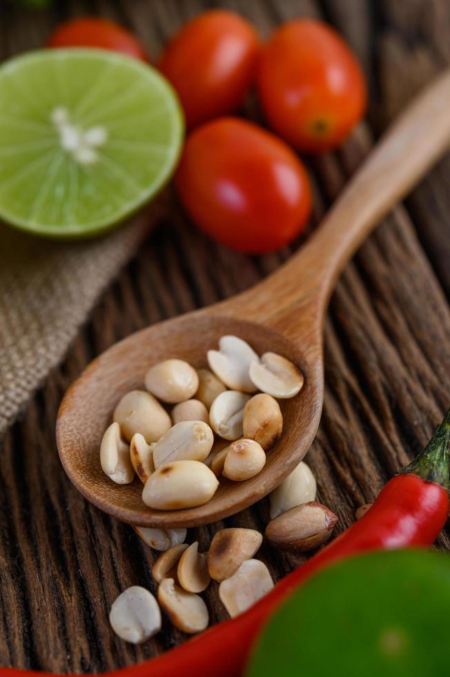 Pittig eten in Thaise stijl met knoflook, citroen, pinda's, tomaten en sjalotten foto