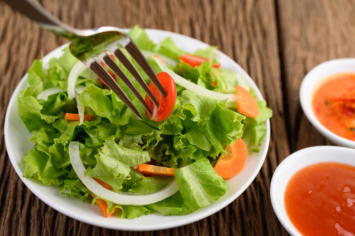 verse salade op een houten tafel foto