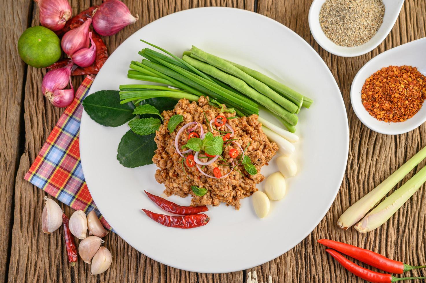 Varkensgehakt Salade Met Kruiden Op Een Houten Tafel foto