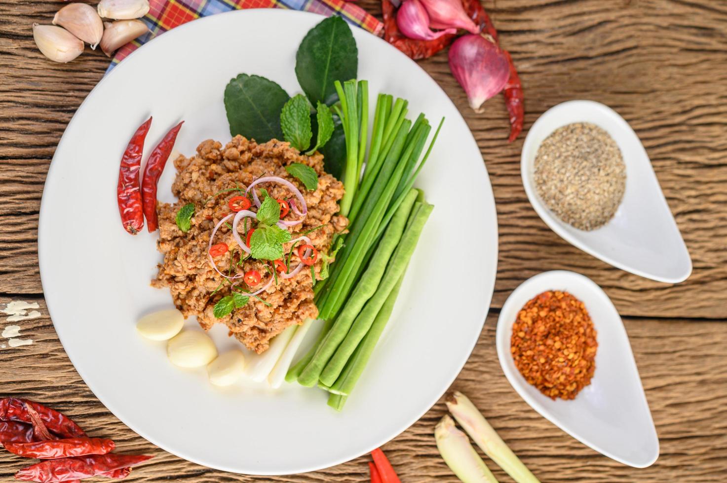 Varkensgehakt Salade Met Kruiden Op Een Houten Tafel foto