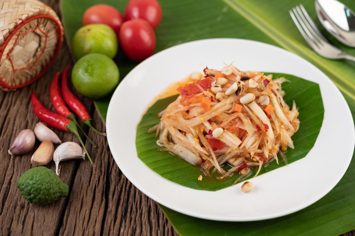 Thaise papajasalade met bananenbladeren en verse ingrediënten foto