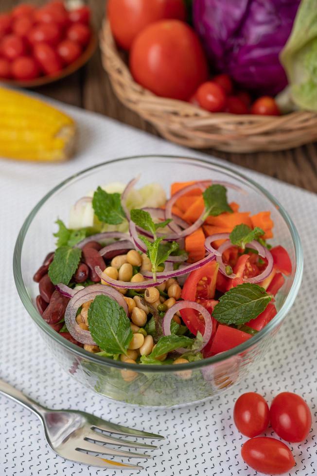 verse groente- en fruitsalade in een glazen kom foto