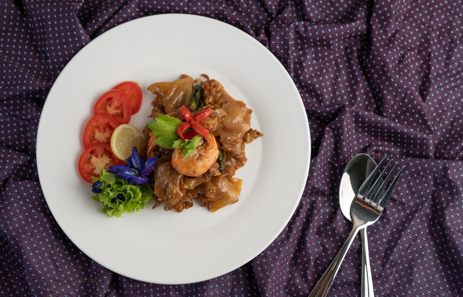 roergebakken noedels met garnalen met tomaten foto