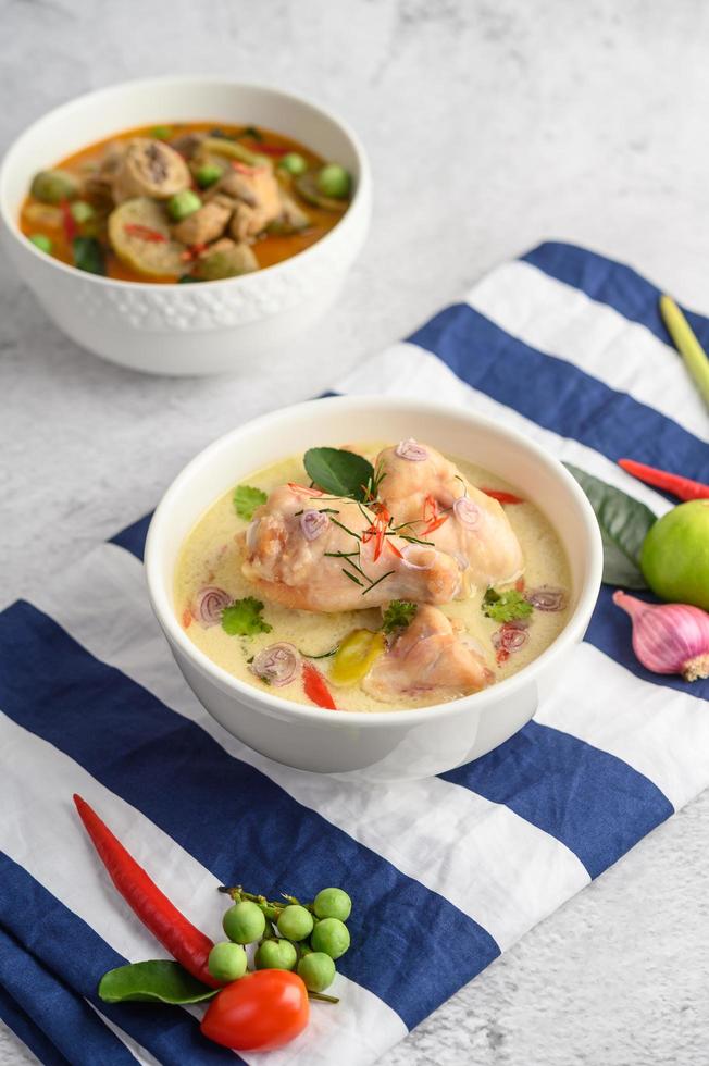 tom kha kai, thaise kokossoep op een blauwgestreepte doek foto