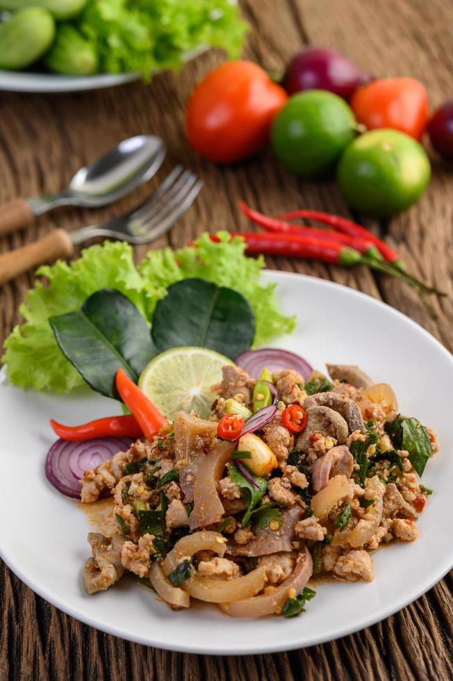 Varkensgehakt Salade Met Kruiden Op Een Houten Tafel foto