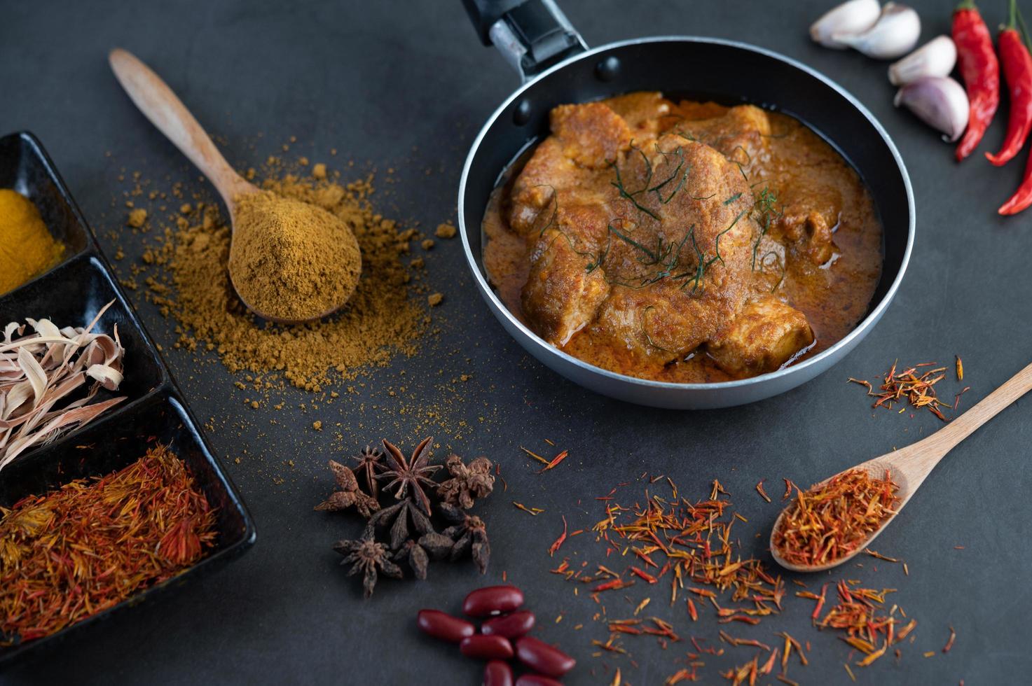 massaman curry met traditionele kruiden foto